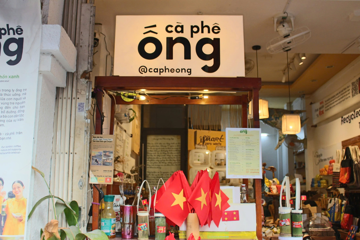 Quán cà phê ống là địa điểm được nhiều bạn trẻ lựa chọn để thư giãn. (Ảnh: Minh Thư) Quán cà phê ống là địa điểm được nhiều bạn trẻ lựa chọn để thư giãn. (Ảnh: Minh Thư)