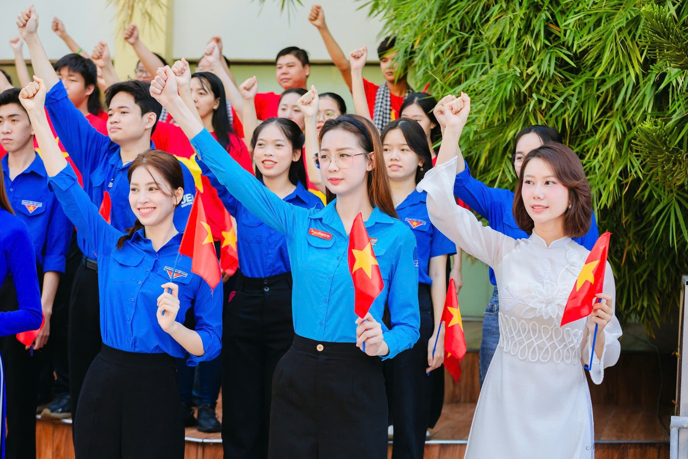 Hoa Hậu Bảo Ngọc (thứ hai, từ phải sang) tham dự Lễ chào cờ 'Tôi yêu Tổ quốc tôi'. Hoa Hậu Bảo Ngọc (thứ hai, từ phải sang) tham dự Lễ chào cờ 'Tôi yêu Tổ quốc tôi'.