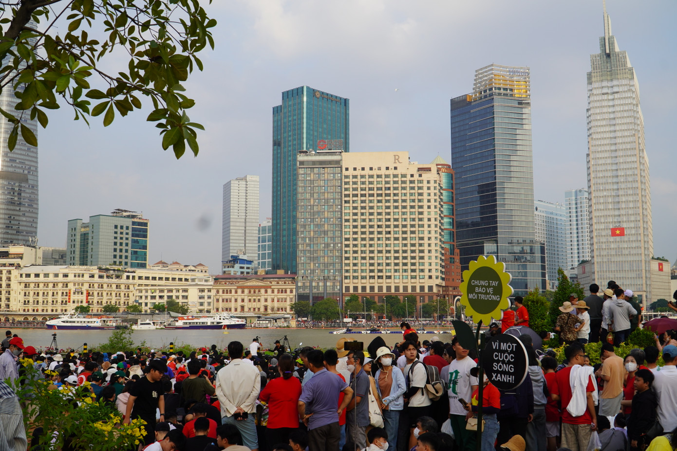 Rất đông các bạn trẻ có mặt từ sớm tại Công viên bờ sông Sài Gòn (TP. Thủ Đức, TP. HCM) để xem bắn pháo và máy bay biểu diễn.