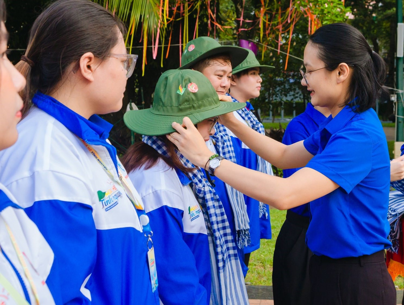 Chị Trần Thu Hà trao nón cho các chiến sĩ tình nguyện. (Ảnh: TLTĐ)