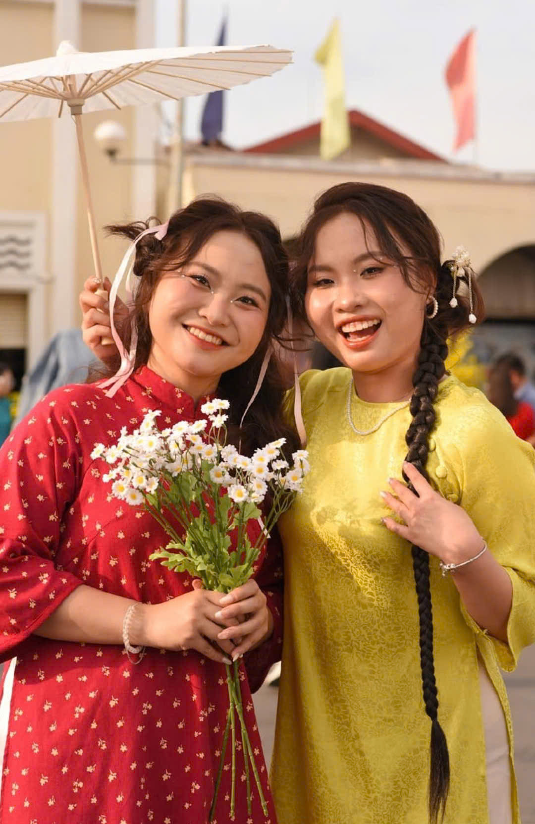 Hồng Bình (21 tuổi, ĐH Kinh tế TP. HCM) dành một ngày chụp ảnh Tết cùng bạn thân tại không gian rộng rãi của phim trường.