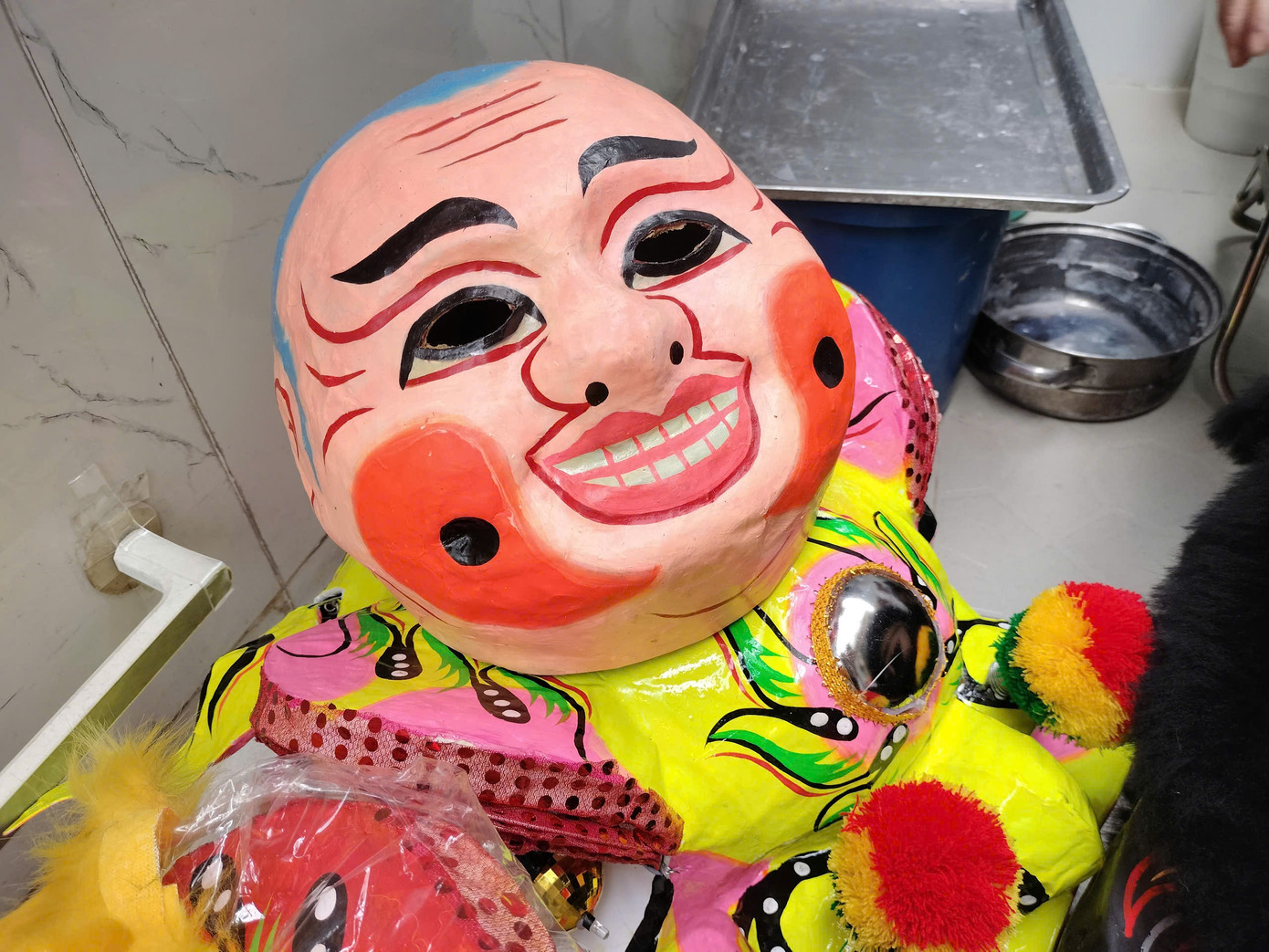 Ngoài đầu lân, ông Hưng còn chế tác được nhiều sản phẩm khác như rồng và mặt nạ ông Địa. (Ảnh: Ngọc Tuyền) Ngoài đầu lân, ông Hưng còn chế tác được nhiều sản phẩm khác như rồng và mặt nạ ông Địa. (Ảnh: Ngọc Tuyền)