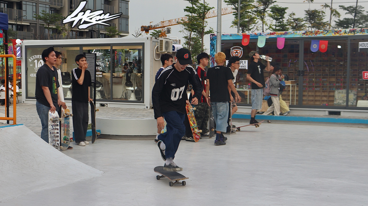 Các bạn trẻ tranh thủ luyện tập, giao lưu trước buổi đấu. Các bạn trẻ tranh thủ luyện tập, giao lưu trước buổi đấu.