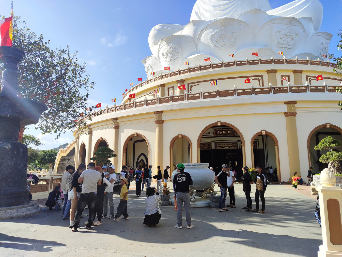 Bạn trẻ cùng người thân đến chùa để xin lộc đầu năm.