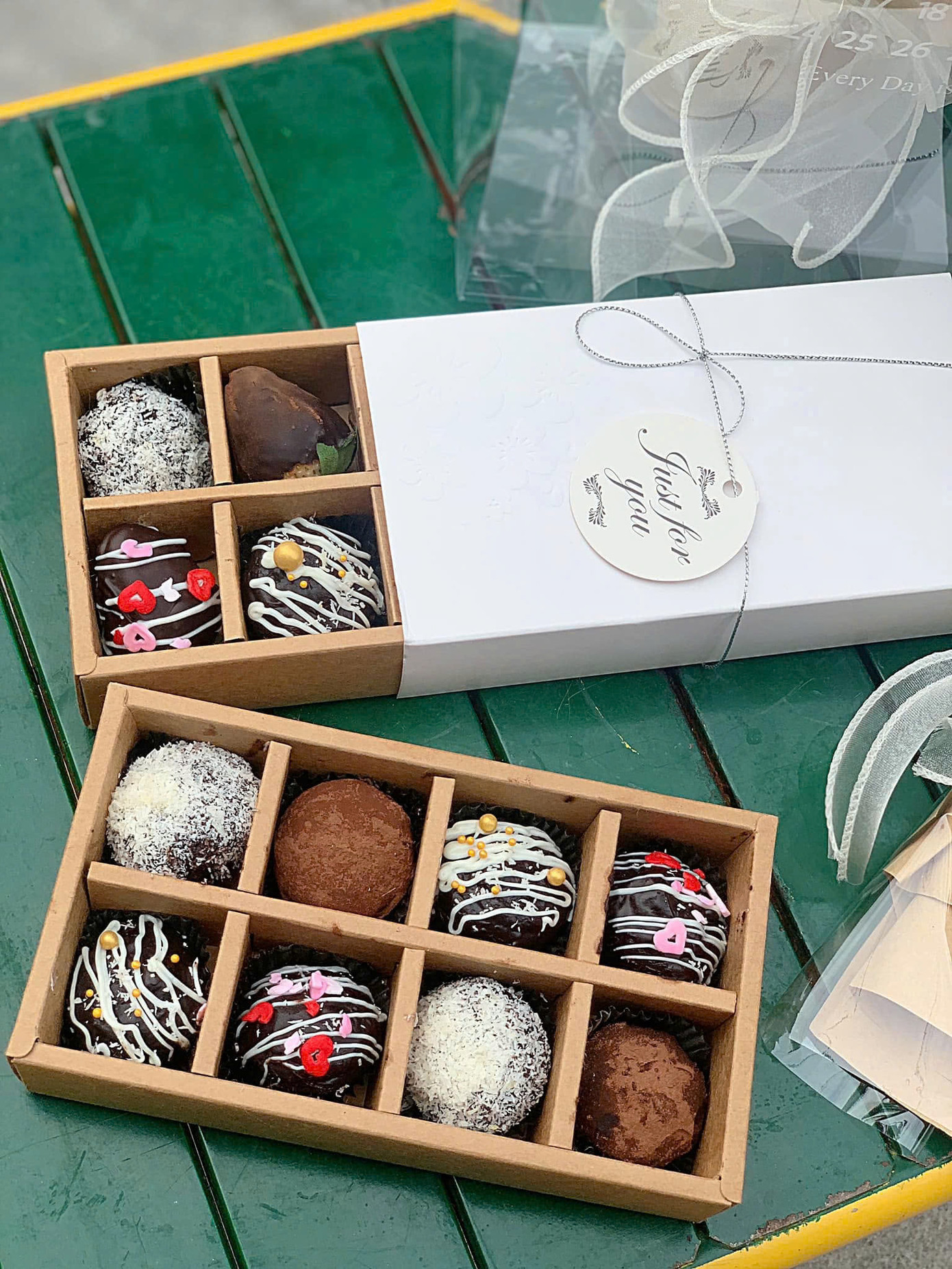 Hộp quà Valentine với những viên chocolate handmade được trang trí đẹp mắt.