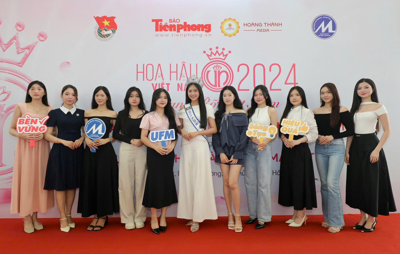 Hoa khôi Trúc Linh và các bạn sinh viên trường ĐH Tài chính - Marketing hào hứng đăng ký tham gia cuộc thi 'Hoa hậu Việt Nam' 2024. (Ảnh: Duy Anh) Hoa khôi Trúc Linh và các bạn sinh viên trường ĐH Tài chính - Marketing hào hứng đăng ký tham gia cuộc thi 'Hoa hậu Việt Nam' 2024. (Ảnh: Duy Anh)