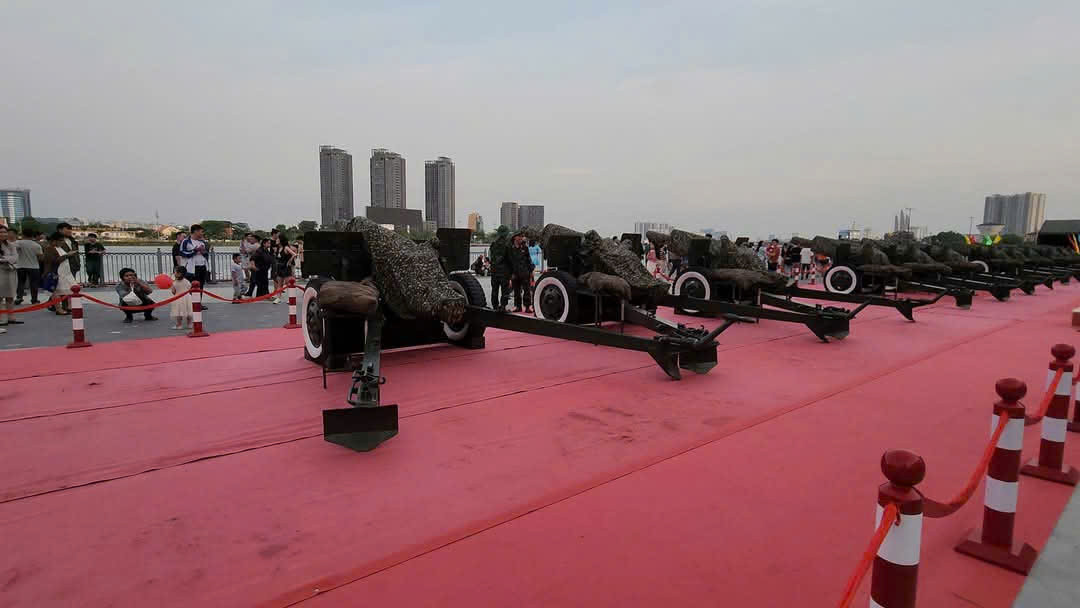 Vào buổi chiều, nhiều người dân và bạn trẻ cũng đổ về check-in cùng dàn pháo được trưng bày tại Công viên Bến Bạch Đằng. (Ảnh: Mỹ Đình) Vào buổi chiều, nhiều người dân và bạn trẻ cũng đổ về check-in cùng dàn pháo được trưng bày tại Công viên Bến Bạch Đằng. (Ảnh: Mỹ Đình)