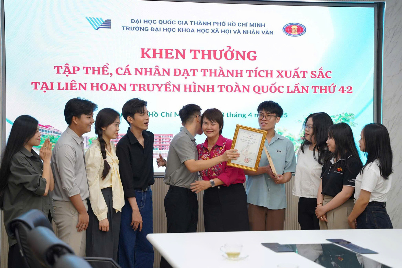 Đoàn phim trẻ vinh dự được Nhà trường khen thưởng vì đạt thành tích ấn tượng với sản phẩm đầu tay. Đoàn phim trẻ vinh dự được Nhà trường khen thưởng vì đạt thành tích ấn tượng với sản phẩm đầu tay.