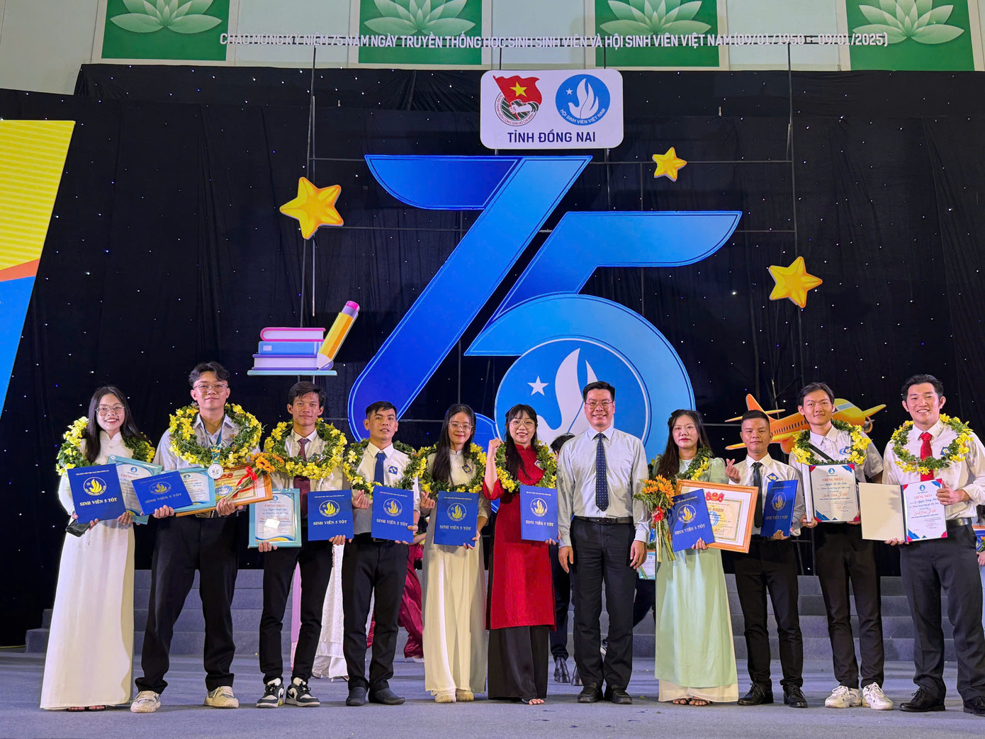 Ngọc Nhi nhận được nhiều giải thưởng cao quý trong quãng thời gian trên giảng đường. Ngọc Nhi nhận được nhiều giải thưởng cao quý trong quãng thời gian trên giảng đường.