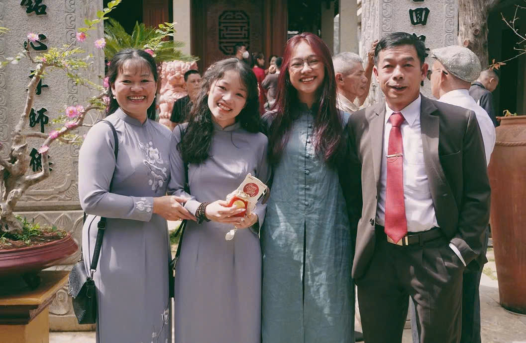 Yến Vy hạnh phúc ghi lại kỷ niệm ngày Tết cùng gia đình trong không khí đầu Xuân tại chùa.