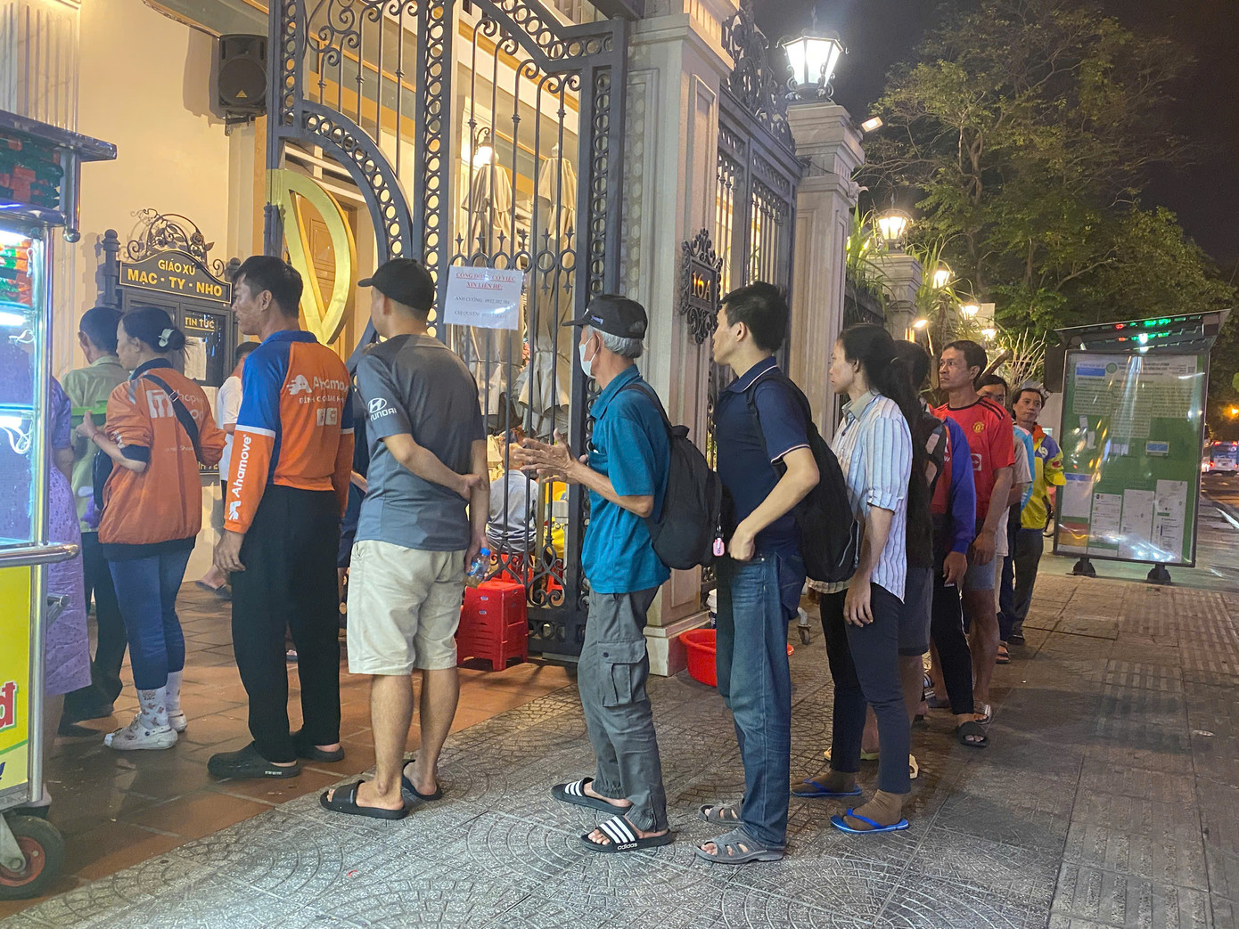 Có rất đông khách ghé đến tiệm mì 0 đồng mỗi tối.