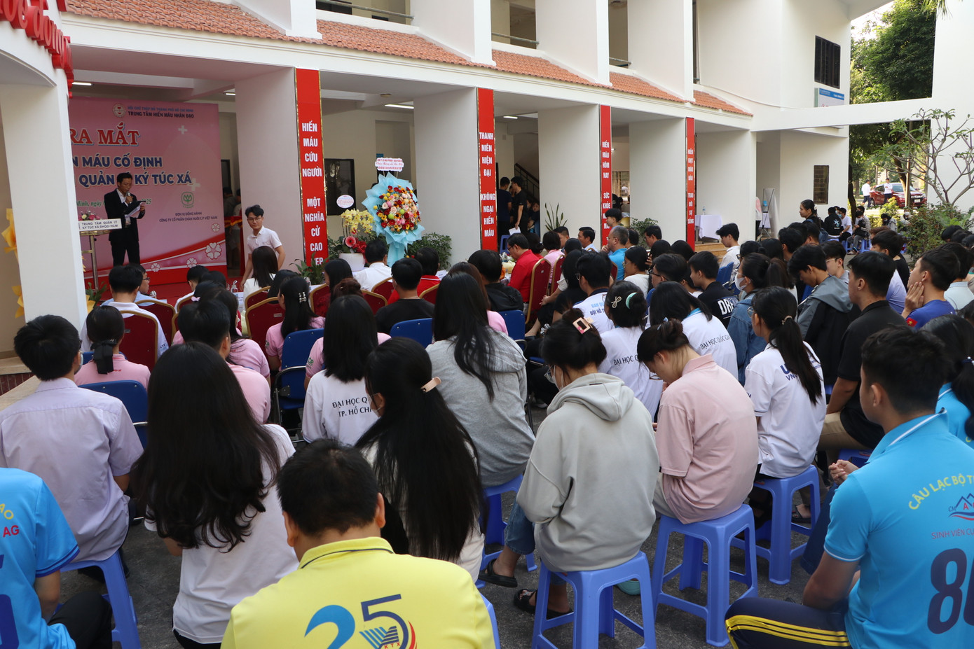 Rất đông sinh viên tham dự chương trình. Rất đông sinh viên tham dự chương trình.