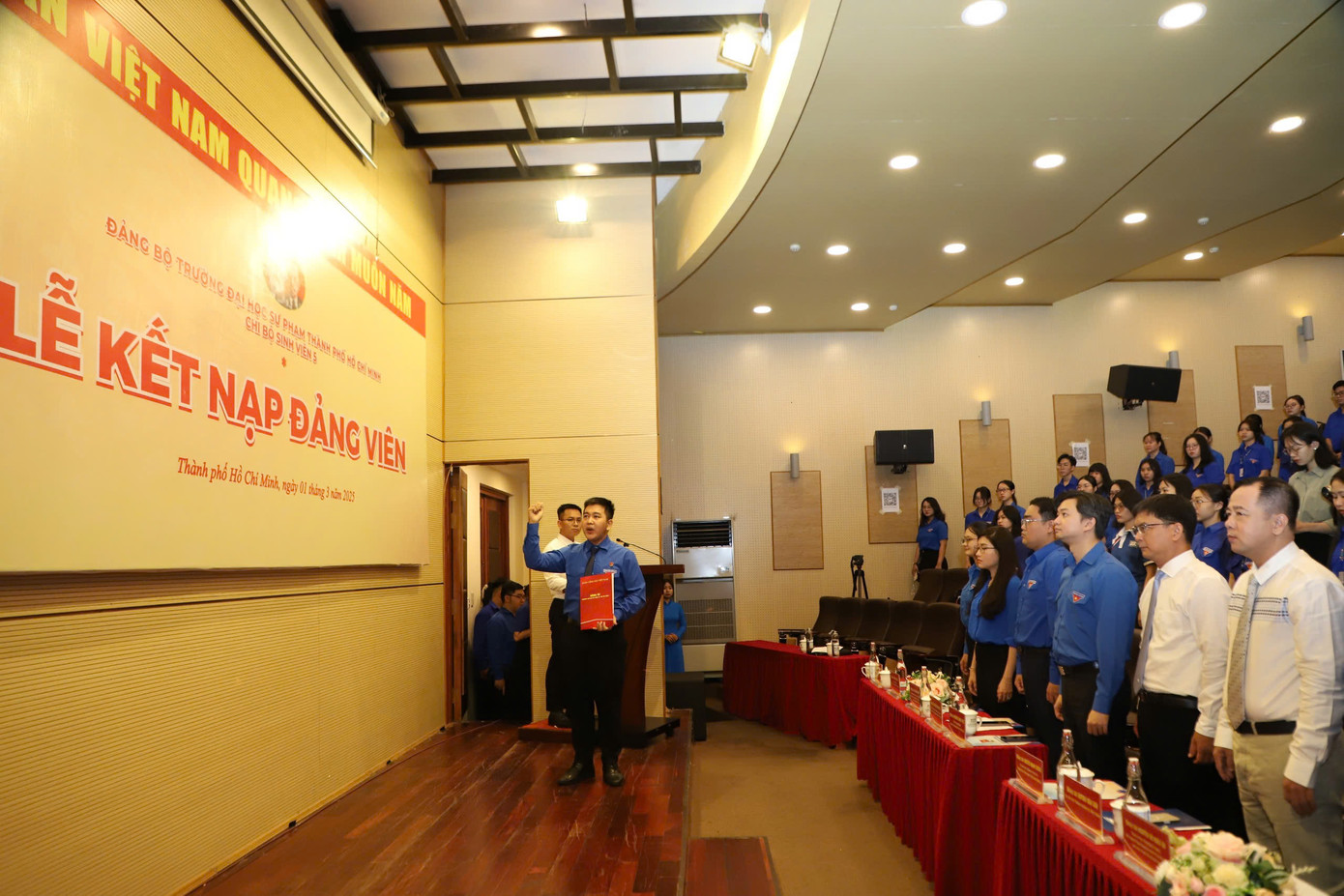 Trường ĐH Sư phạm TP. HCM làm Lễ kết nạp đảng viên mới cho hai quần chúng sinh viên ưu tú. Trường ĐH Sư phạm TP. HCM làm Lễ kết nạp đảng viên mới cho hai quần chúng sinh viên ưu tú.