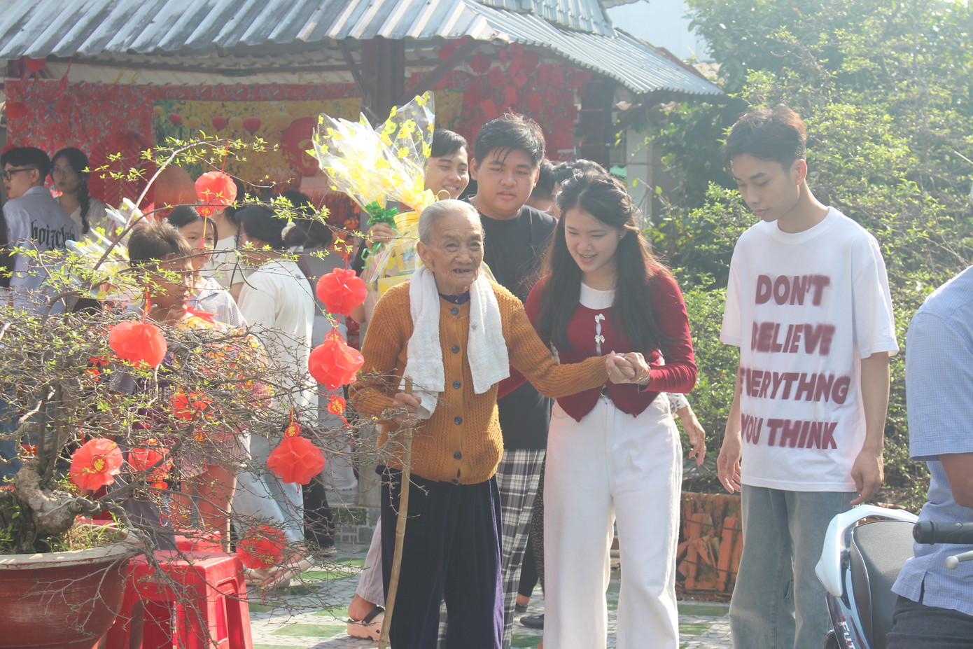 Các bạn trẻ trao nhau những lời chúc Tết ý nghĩa đến người dân. Các bạn trẻ trao nhau những lời chúc Tết ý nghĩa đến người dân.