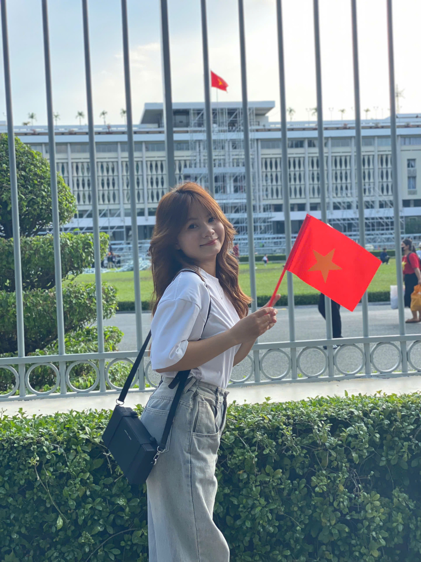 Kim Thị Thanh Hiền đến Dinh Độc Lập để chụp ảnh và xác định lộ trình di chuyển. Kim Thị Thanh Hiền đến Dinh Độc Lập để chụp ảnh và xác định lộ trình di chuyển.