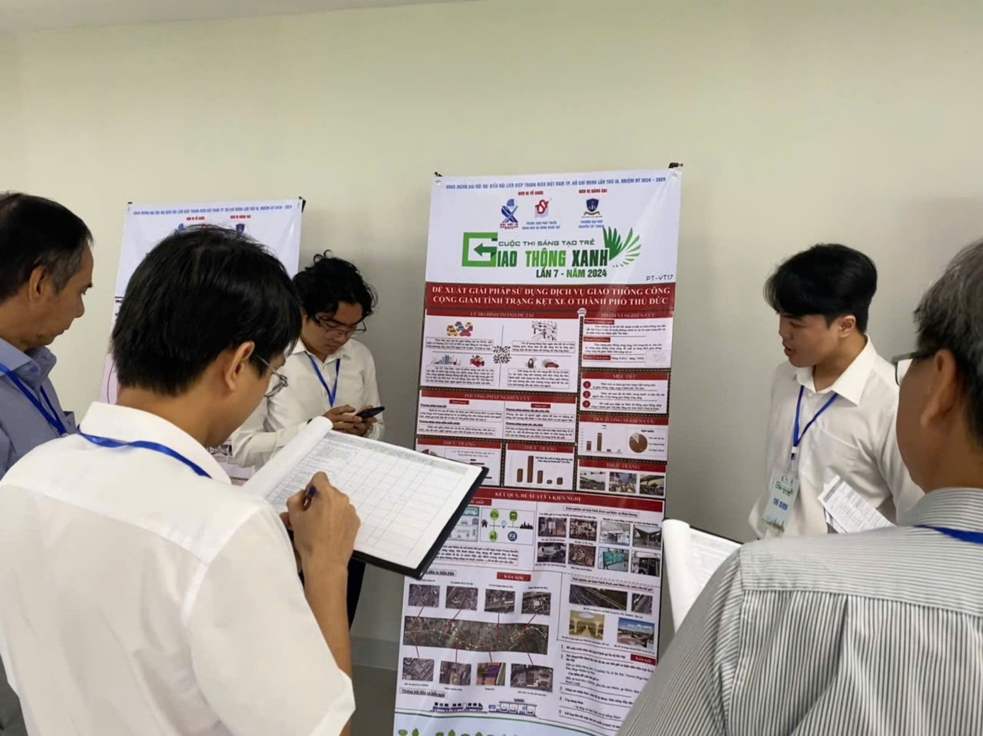 Nhóm dự án bảo vệ trước các chuyên gia trong cuộc thi &apos;Giao thông xanh lần 7, năm 2024&apos;.
