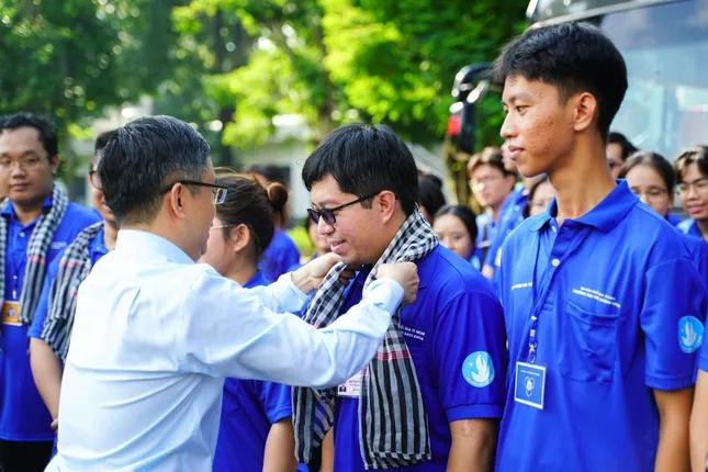 Lãnh đạo trường ĐH Bách khoa (ĐHQG TP. HCM) trao khăn rằn cho các chiến sĩ tình nguyện 'Mùa Hè Xanh' các đội hình. (Ảnh: ĐHBK)