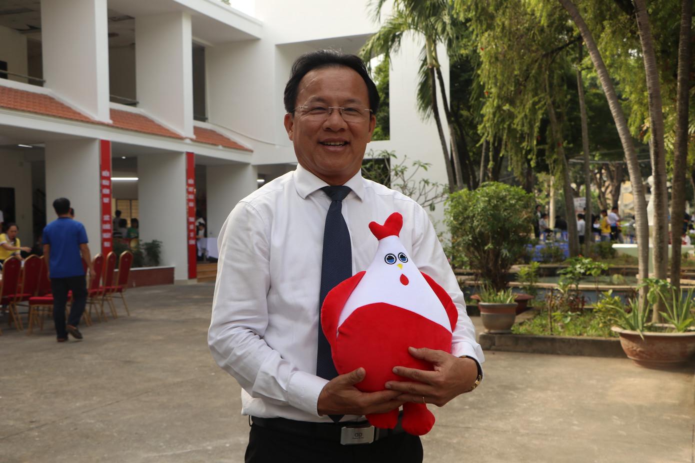 Ông Tăng Hữu Thủy - Giám đốc TTQLKTX chụp ảnh với linh vật của phong trào hiến máu tình nguyện Việt Nam. Ông Tăng Hữu Thủy - Giám đốc TTQLKTX chụp ảnh với linh vật của phong trào hiến máu tình nguyện Việt Nam.