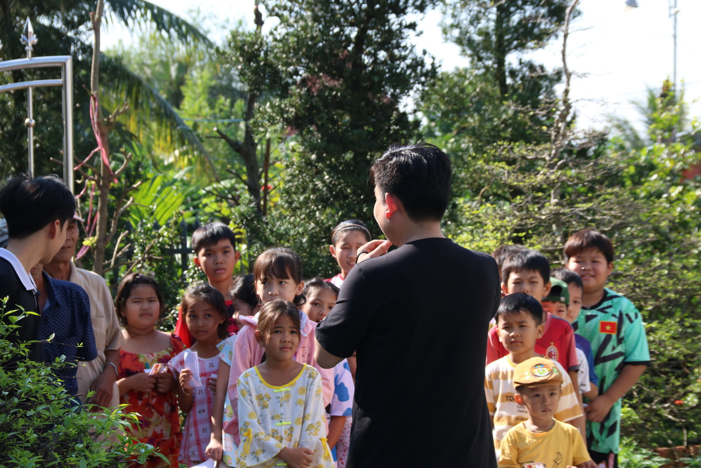 Các em nhỏ thích thú xếp hàng tham gia các trò chơi. Các em nhỏ thích thú xếp hàng tham gia các trò chơi.