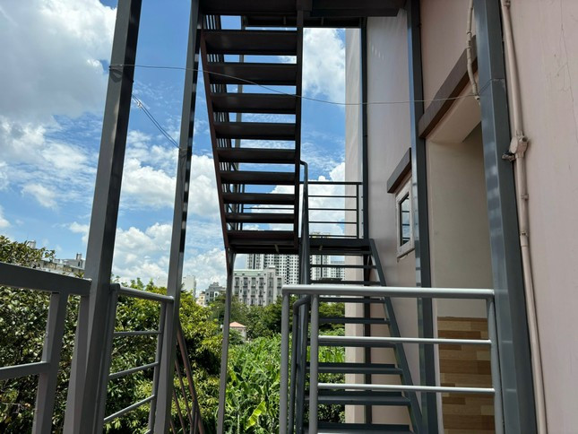 Nhiều khu trọ, chủ nhà trọ đã lắp đặt thêm cầu thang thoát hiểm phía trước hoặc phía sau. (Ảnh: Hồng Diệu)