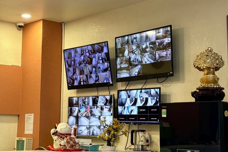 Nhiều chủ nhà trọ lắp camera giám sát để dễ dàng xử lý các sự cố. (Ảnh: Hồng Diệu)