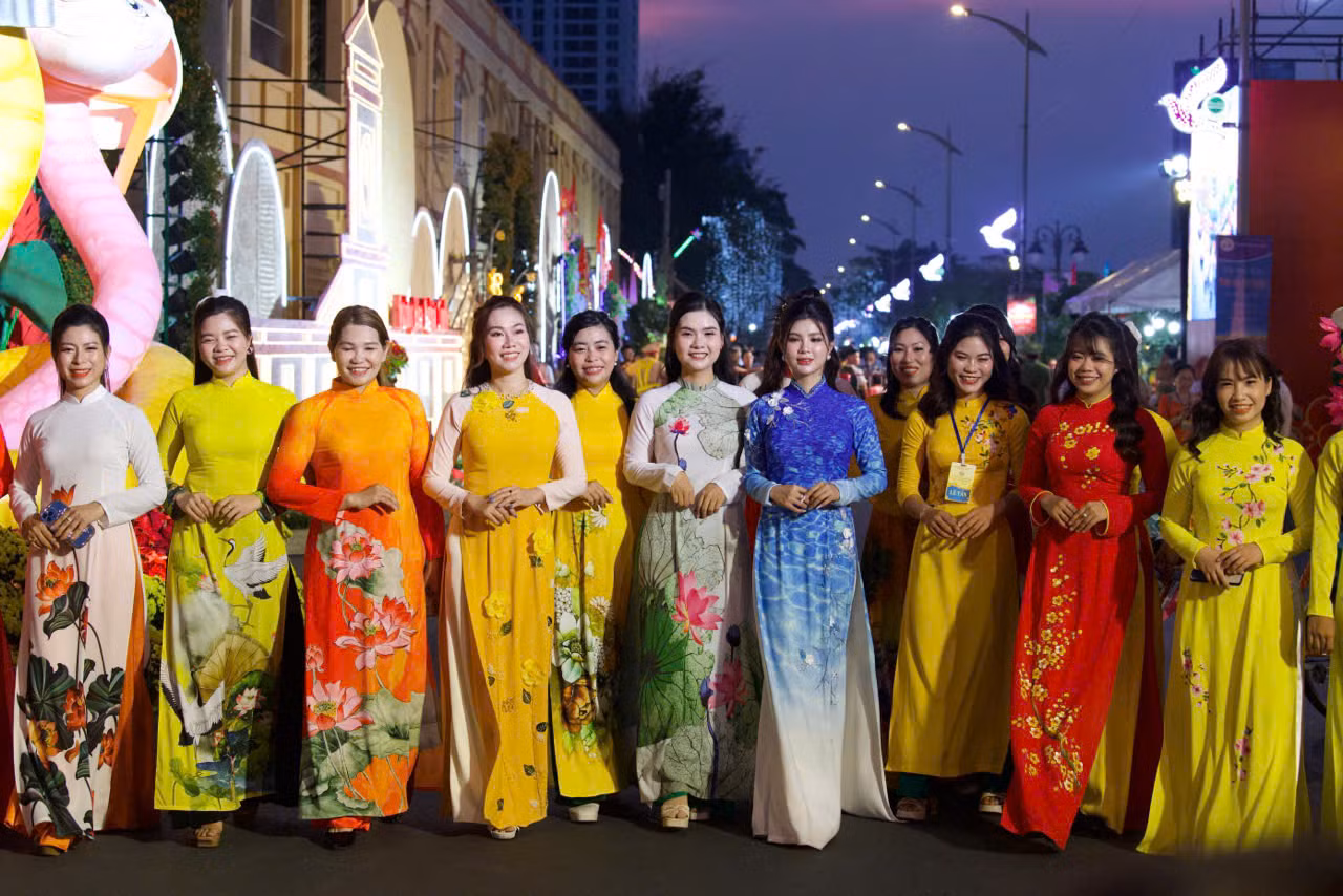 Người dân và bạn trẻ tham dự rất đông ngày đầu khai mạc.