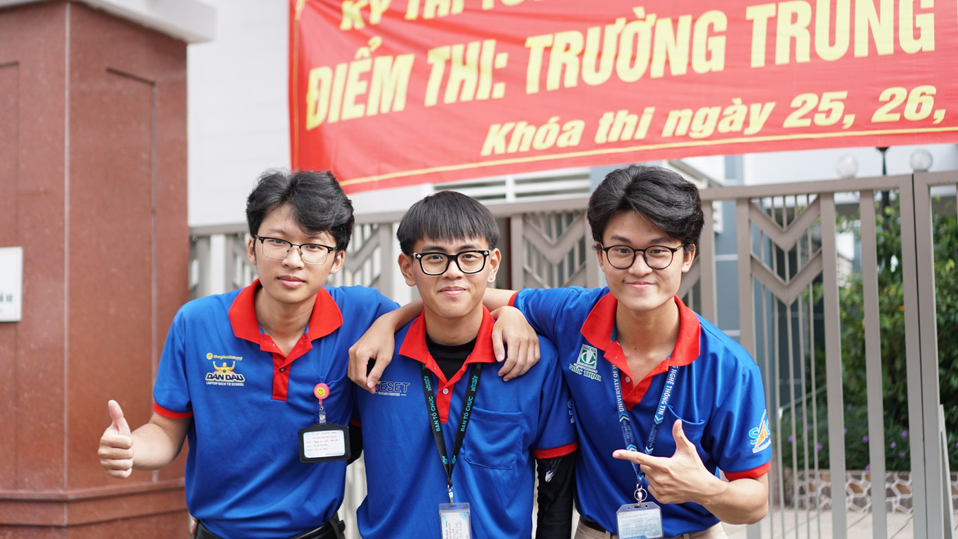 Nhóm tình nguyện viên ở điểm trường THCS Trần Huy Liệu đã hỗ trợ Trâm vào phòng thi (Lần lượt từ trái qua: Gia Khánh, Hoàng Anh, Thái Sơn). (Ảnh: Khánh Linh)