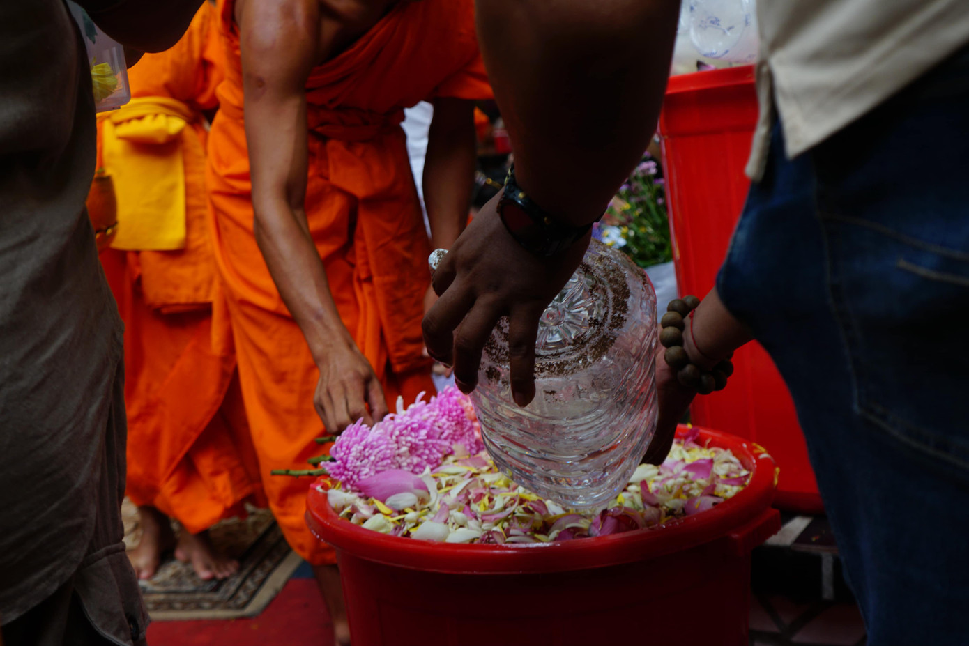 Bạn trẻ thành tâm làm lễ tắm Phật. Bạn trẻ thành tâm làm lễ tắm Phật.