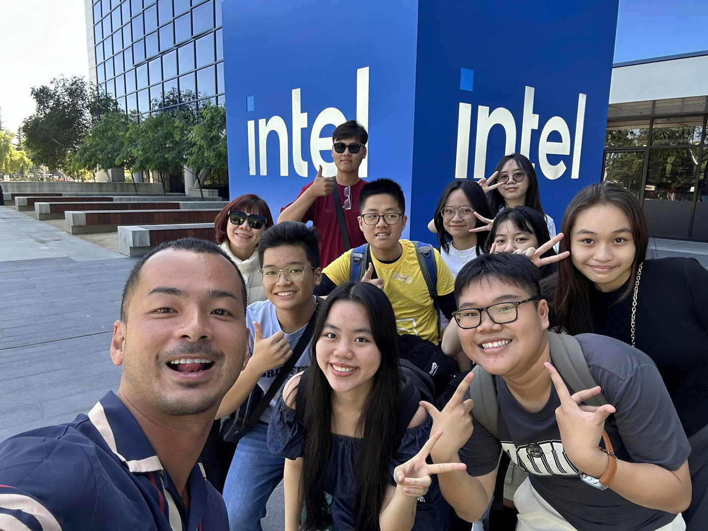 Nguyên Bảo (ngoài cùng, bên trái) có nhiều trải nghiệm ở môi trường làm việc đa quốc gia. (Ảnh: NVCC) Nguyên Bảo (ngoài cùng, bên trái) có nhiều trải nghiệm ở môi trường làm việc đa quốc gia. (Ảnh: NVCC)