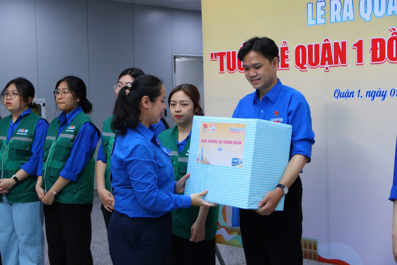 Lãnh đạo Thành Đoàn tặng quà cho đội hình tình nguyện hỗ trợ tại Ga metro Bến Thành. Lãnh đạo Thành Đoàn tặng quà cho đội hình tình nguyện hỗ trợ tại Ga metro Bến Thành.
