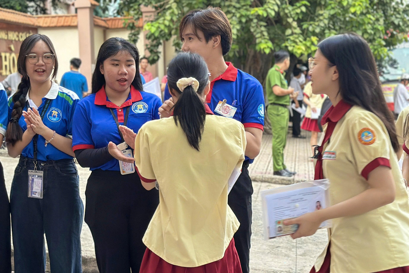 “Tham gia tiếp sức cho các sĩ tử cũng là cách để thanh niên cống hiến sức trẻ và tinh thần thiện nguyện cho một hoạt động vô cùng ý nghĩa”, một chiến sĩ 'Tiếp sức mùa thi' trường ĐH Văn Hiến chia sẻ.
