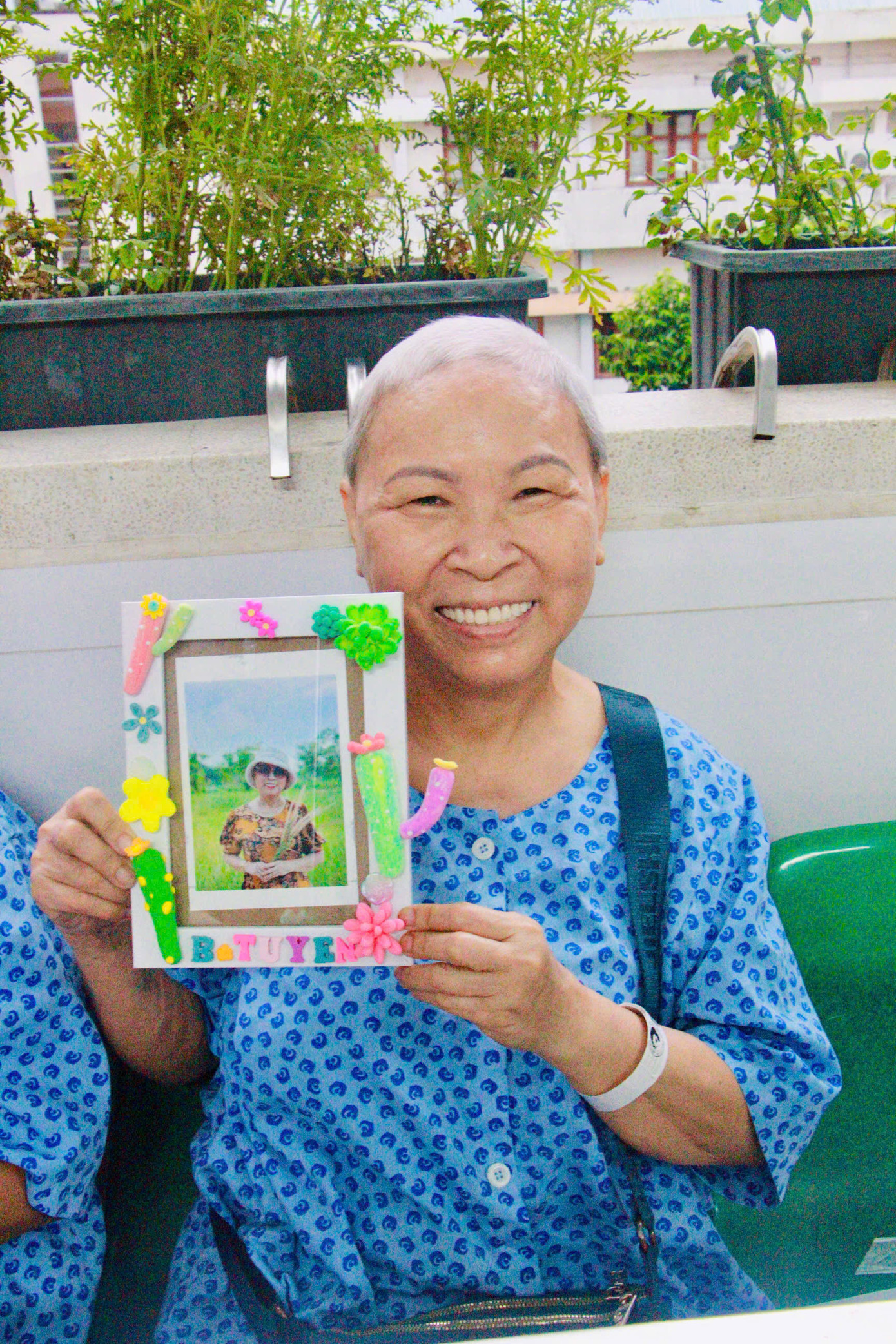 Niềm vui của nữ bệnh nhân khi tự tay làm khung ảnh cho mình. (Ảnh: Khiết Nghi) Niềm vui của nữ bệnh nhân khi tự tay làm khung ảnh cho mình. (Ảnh: Khiết Nghi)