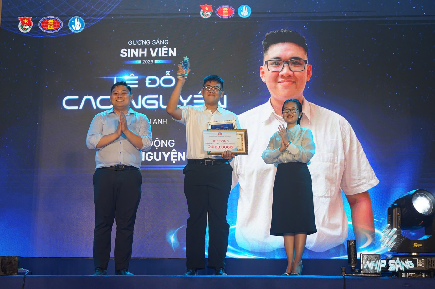 Cao Nguyên được tuyên dương và nhận bằng khen từ Đoàn trường.