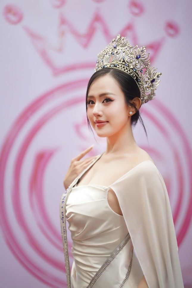 Anh Thư nổi bật với vẻ đẹp ngọt ngào, quyến rũ. Cô hào hứng tham gia Ngày hội tuyển sinh 'Hoa hậu Việt Nam' 2024, diễn ra tại trường ĐH Ngân hàng TP. HCM (24/2)