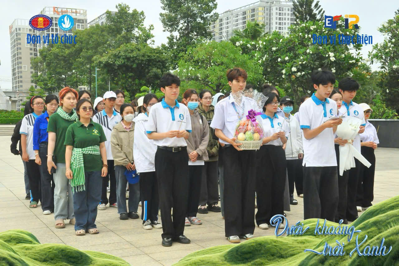 Hoạt động dâng hoa, thắp hương tưởng niệm tại Nghĩa trang Liệt sĩ TP. HCM. (Ảnh: Sức Trẻ Nhân Văn)