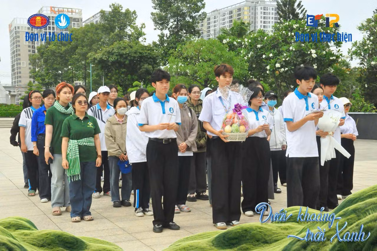 Hoạt động dâng hoa, thắp hương tưởng niệm tại Nghĩa trang Liệt sĩ TP. HCM. (Ảnh: Sức Trẻ Nhân Văn)