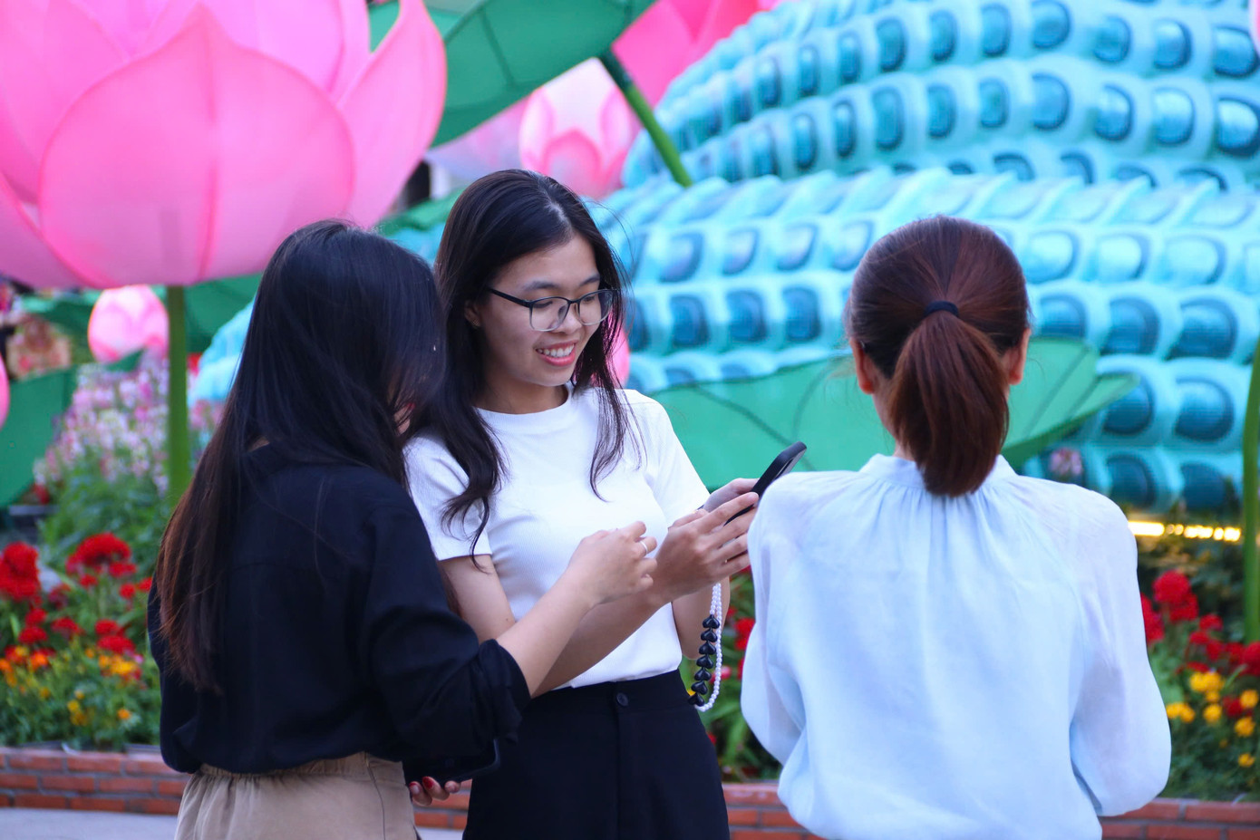 Đại điểm đặt linh vật rắn khổng lồ vẫn được các bạn trẻ tìm đến chụp hình.