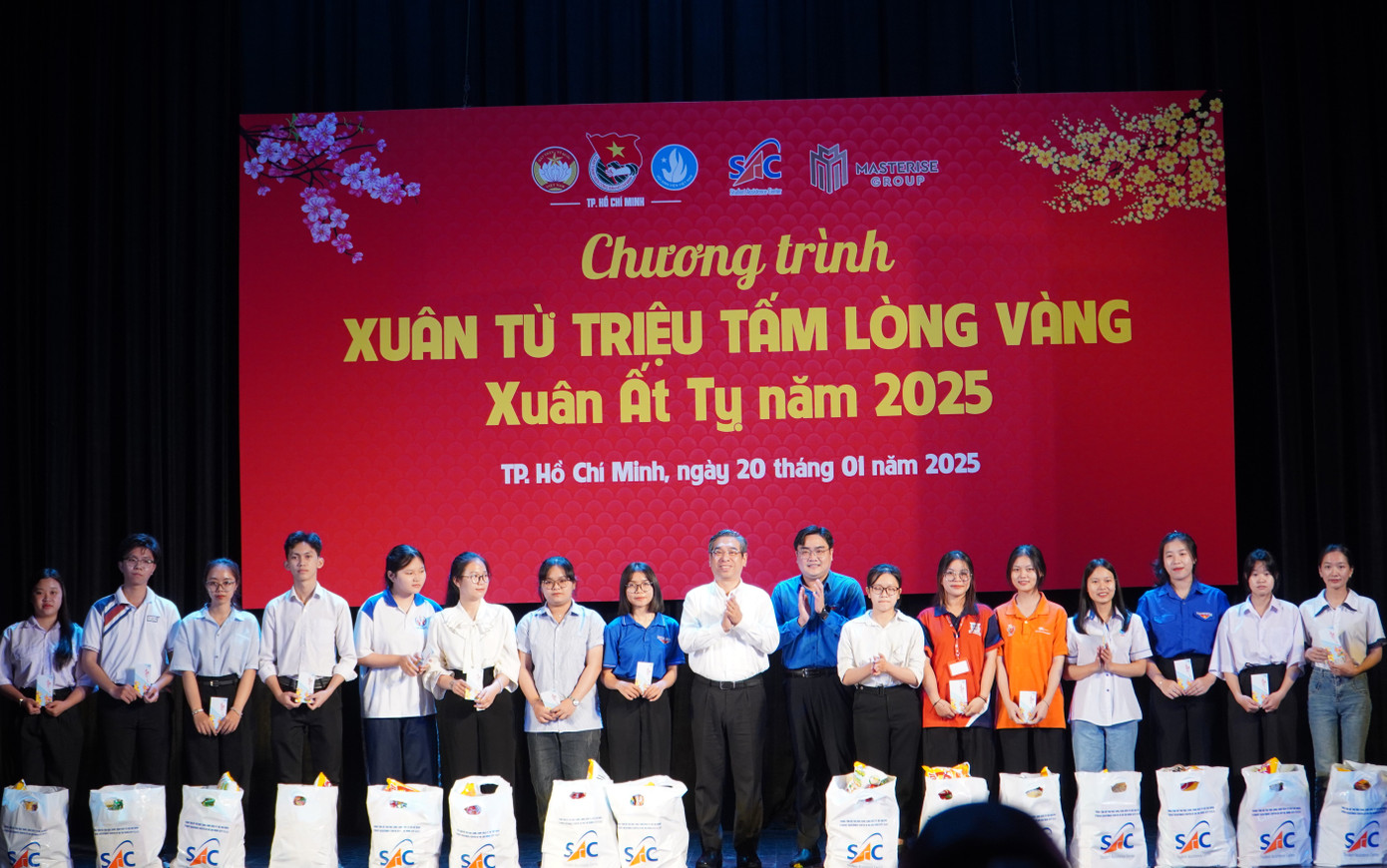 Chương trình trao tặng những phần quà cho các bạn sinh viên đón Tết xa nhà.