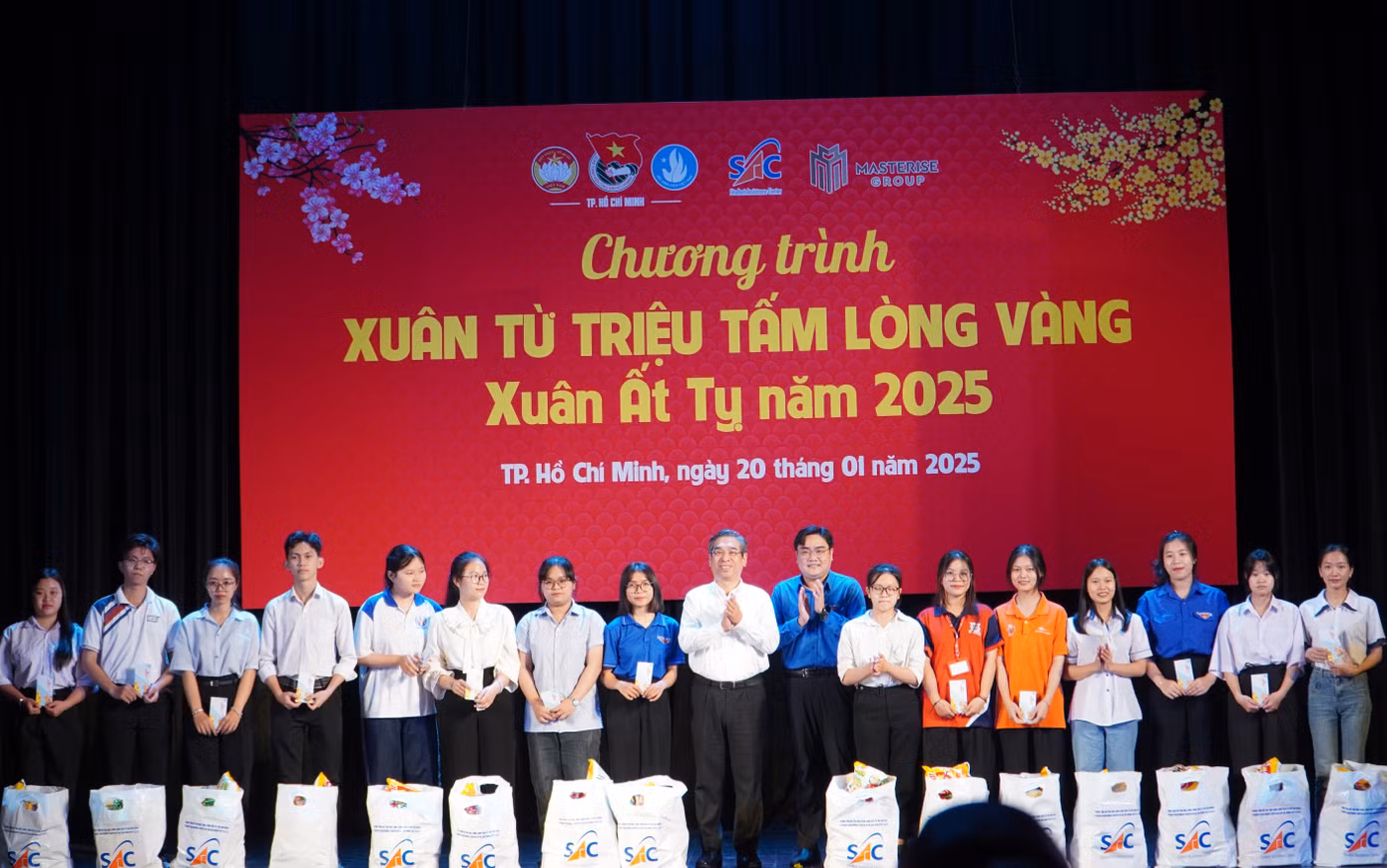 Chương trình trao tặng những phần quà cho các bạn sinh viên đón Tết xa nhà. Chương trình trao tặng những phần quà cho các bạn sinh viên đón Tết xa nhà.