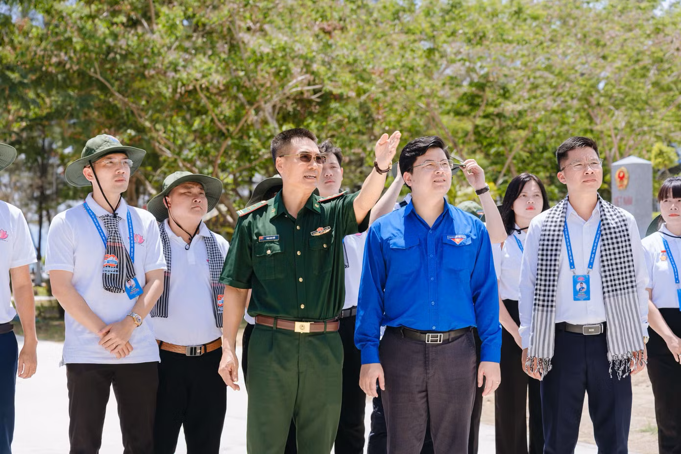 Các đại biểu được nghe hướng dẫn tại Hải đội 2.