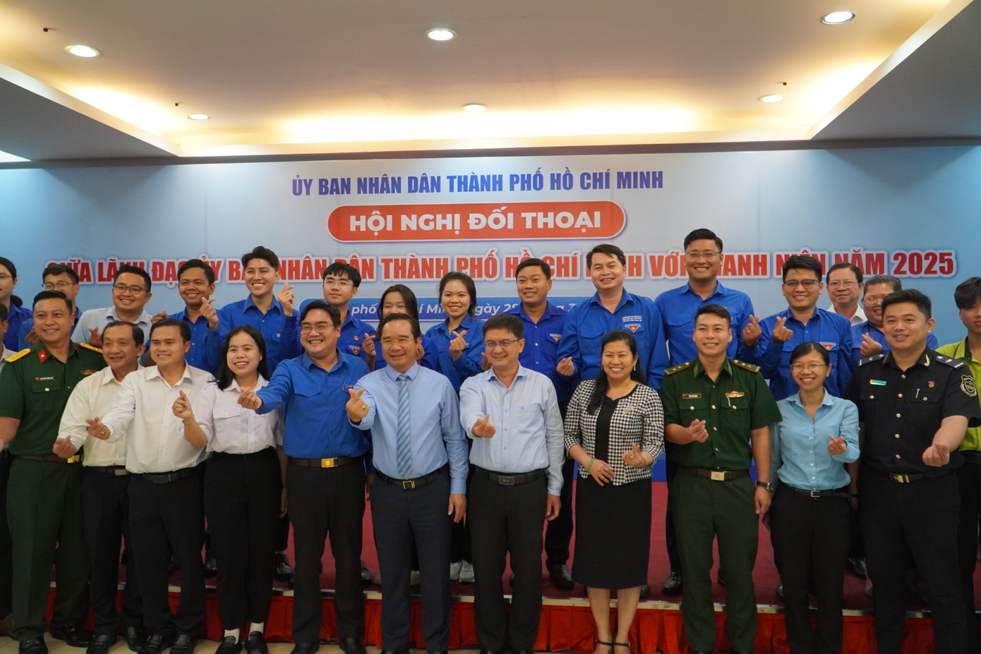 Lãnh đạo TP. HCM cùng chụp ảnh với các đại biểu thanh niên tại Hội nghị.