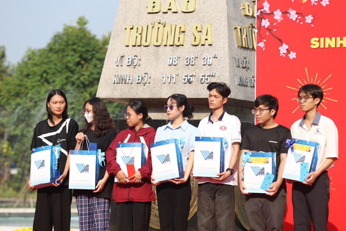 Ngoài ra mỗi bạn sinh viên về quê đón Tết còn nhận được quà Tết. (Ảnh: ĐHQG TP. HCM)