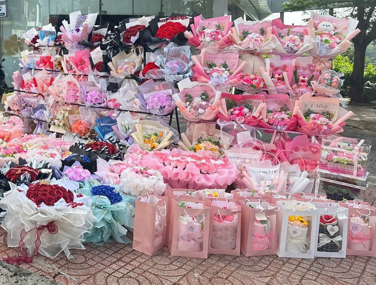 Cửa hàng hoa &apos;di động&apos; của Hữu An mùa Lễ 8/3.