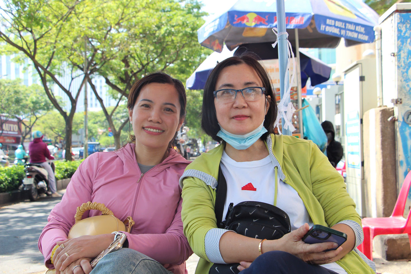 Phụ huynh hồi hộp đợi con đi thi. (Ảnh: Hoàng Phúc) Phụ huynh hồi hộp đợi con đi thi. (Ảnh: Hoàng Phúc)