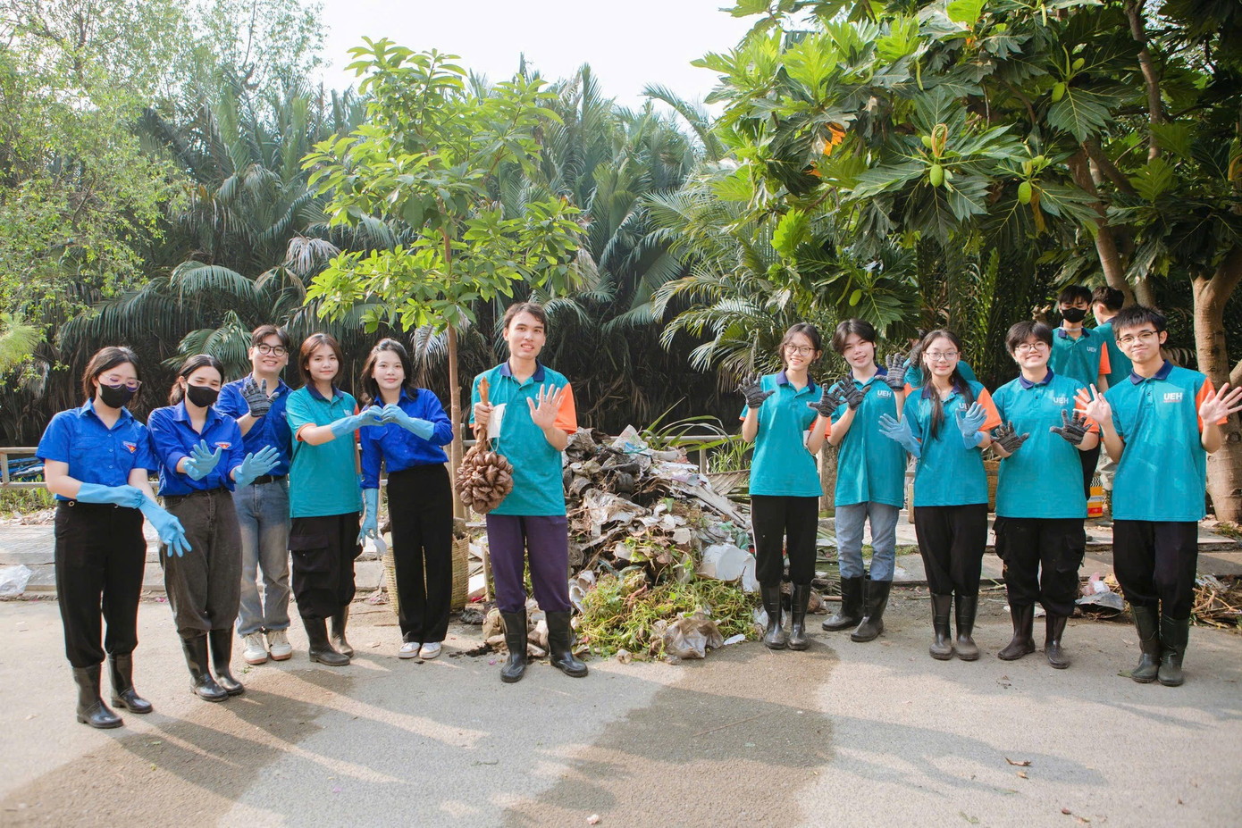 Các bạn sinh viên hăng hái cùng tham gia hoạt động. (Ảnh: TLTĐ)