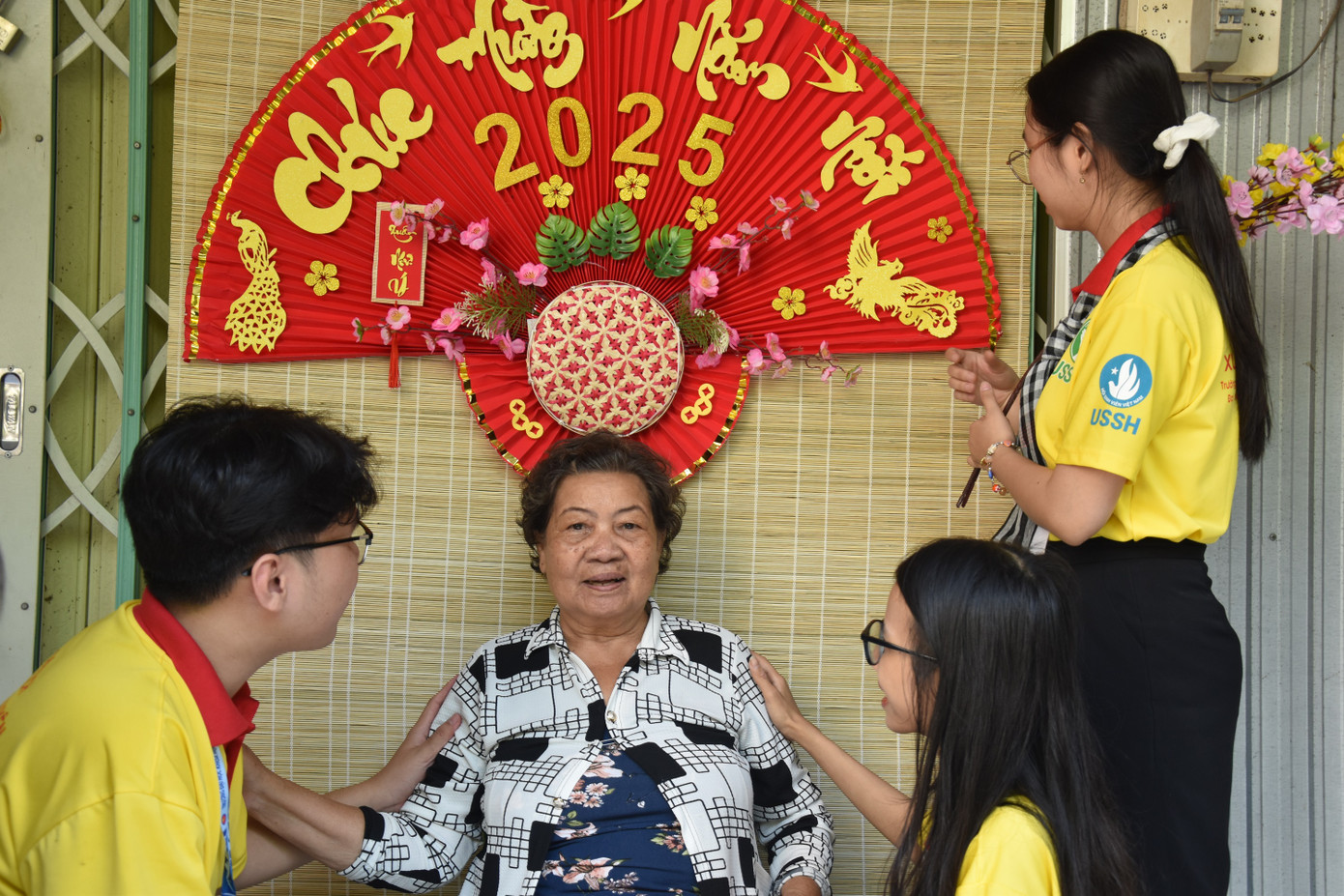 Các bạn chiến sĩ hướng dẫn cho các cụ chụp ảnh. (Ảnh: Văn Duy) Các bạn chiến sĩ hướng dẫn cho các cụ chụp ảnh. (Ảnh: Văn Duy)