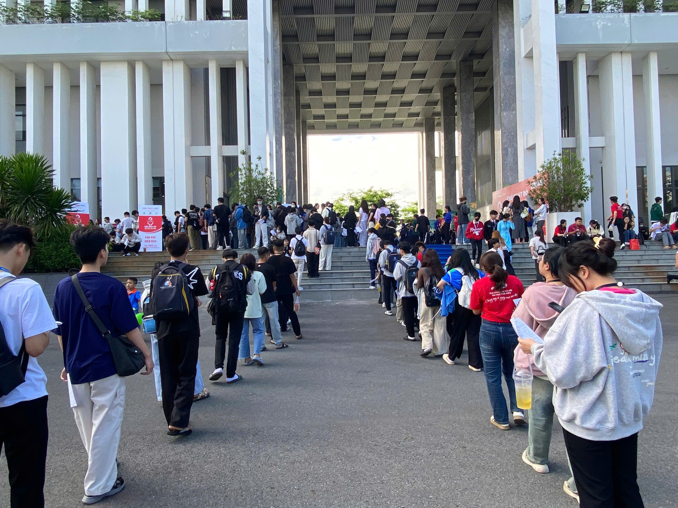 Các bạn sinh viên xếp hàng chờ đến lượt hiến máu. Các bạn sinh viên xếp hàng chờ đến lượt hiến máu.