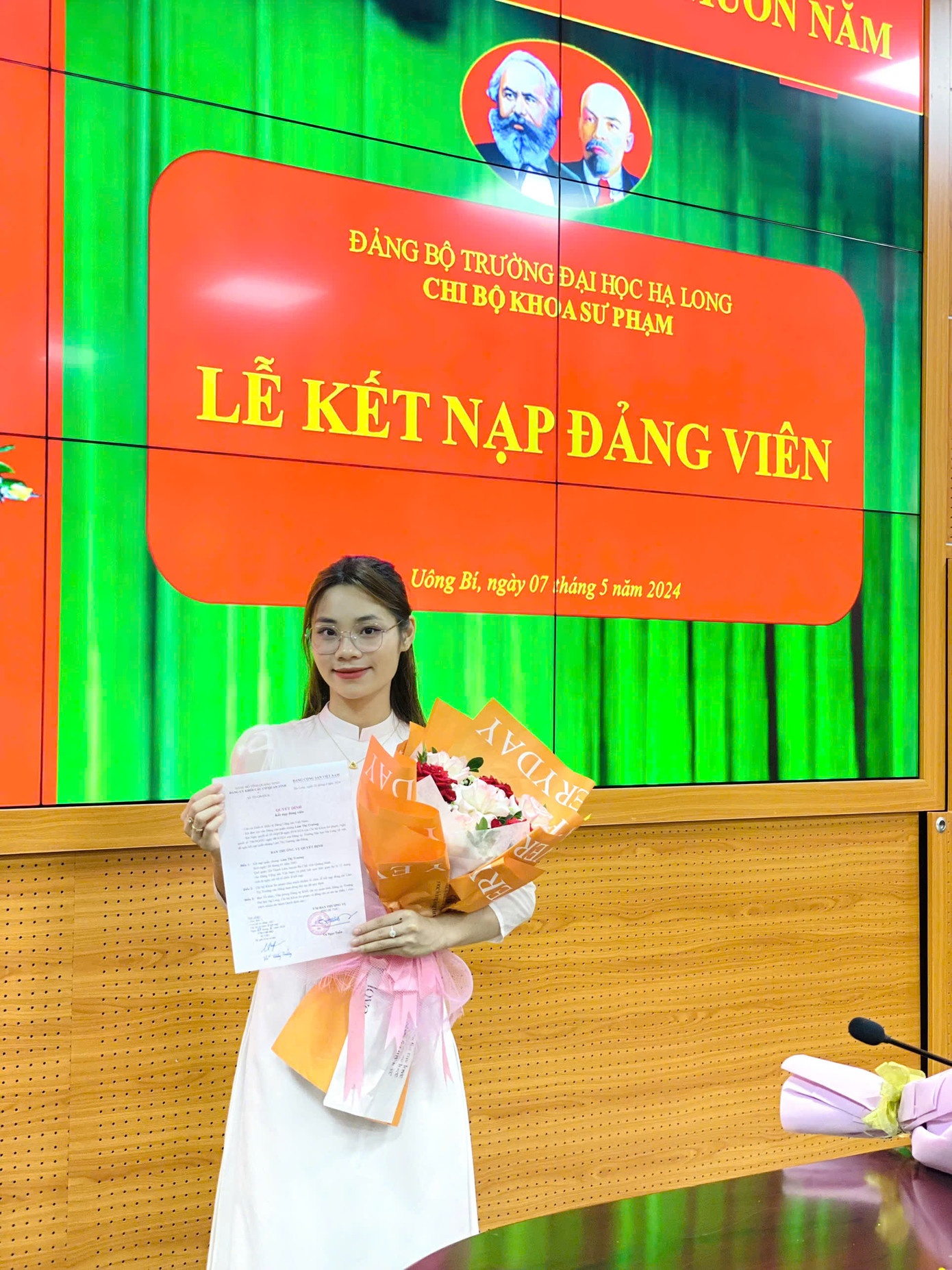 Trường vinh dự đứng trong hàng ngũ của Đảng khi đang là sinh viên.