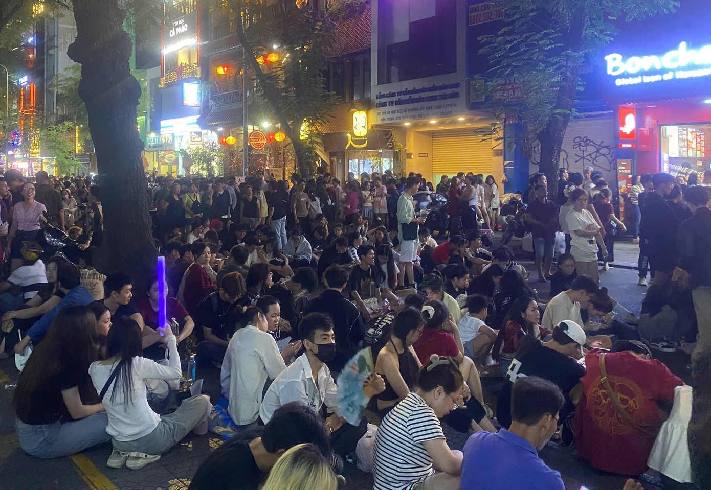 Bên cạnh sự đầu tư chỉn chu như âm thanh, ánh sáng sân khấu, sự đầu tư về dàn nghệ sĩ khách mời, Phố đi bộ Nguyễn Huệ còn được các bạn trẻ lựa chọn để tham dự đêm nhạc vì đây là nơi dễ dàng theo dõi bắn pháo hoa tầm cao từ vị trí Công viên bờ sông Sài Gòn.