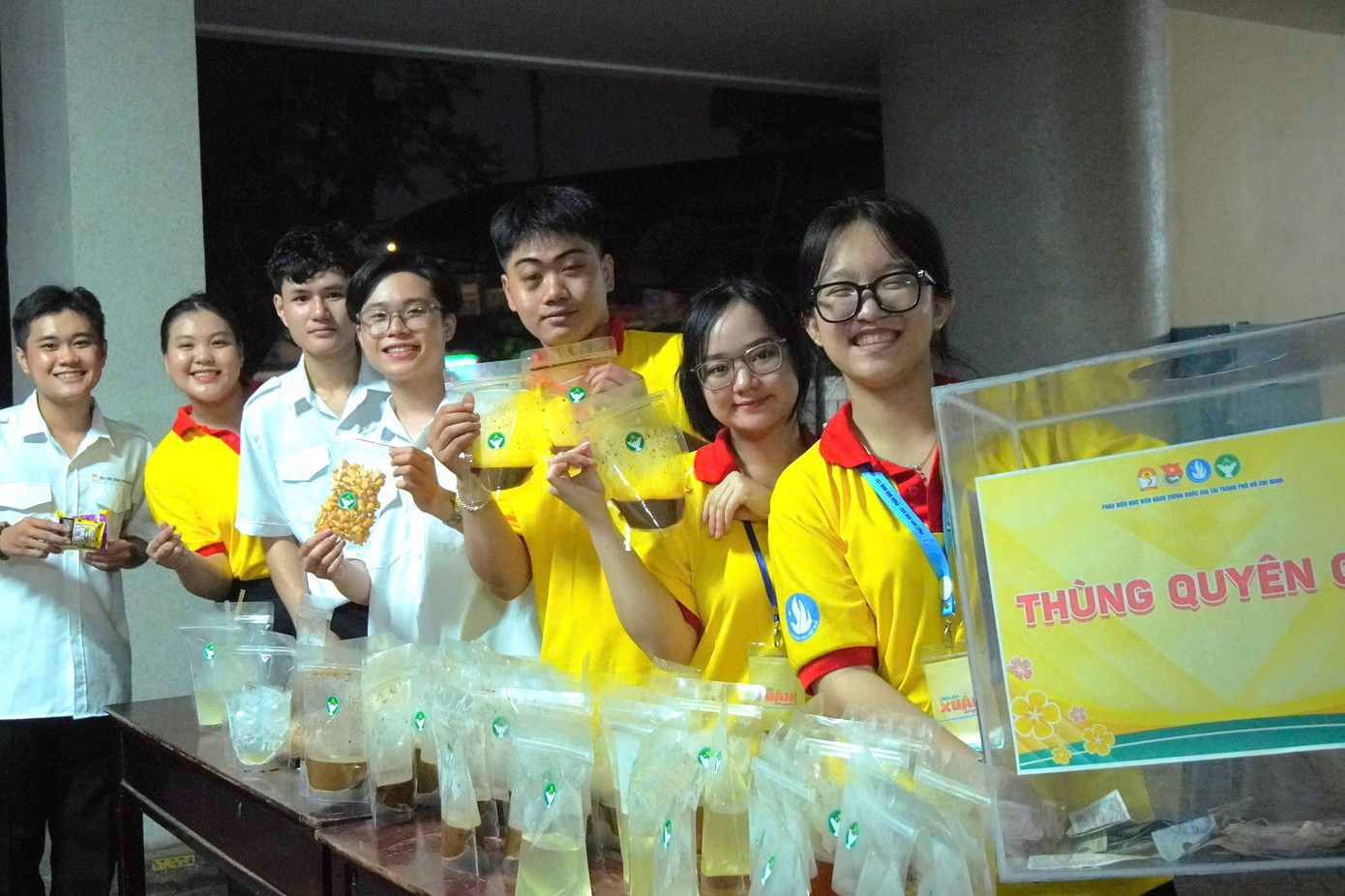 Các tình nguyện viên và thành viên Ban tổ chức tại khu vực tiếp tân trước giờ bắt đầu đêm diễn. (Ảnh: Hải Yến) Các tình nguyện viên và thành viên Ban tổ chức tại khu vực tiếp tân trước giờ bắt đầu đêm diễn. (Ảnh: Hải Yến)